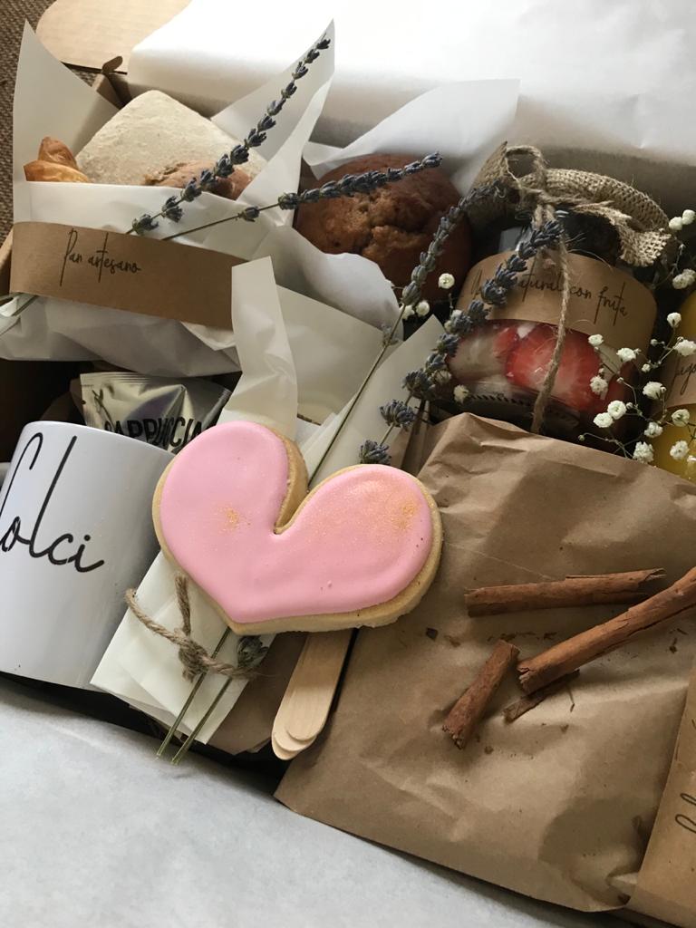 Desayuno con flores a domicilio